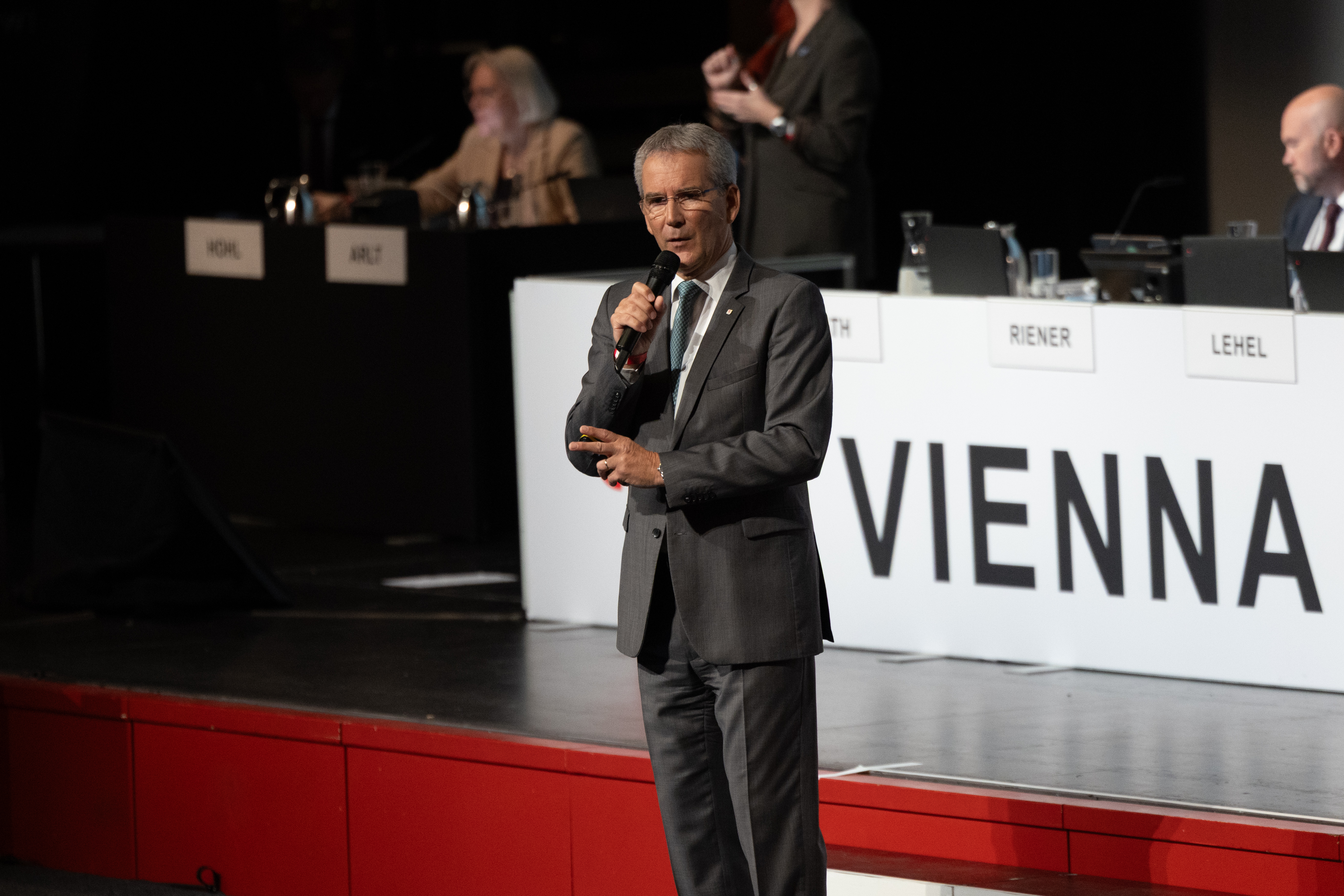 VIG HV 2026: CEO Hartwig Löger präsentiert stehend vor dem Podium