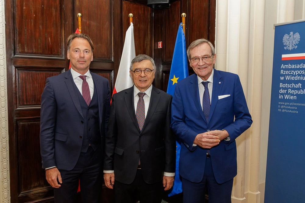 © CulturaLatina From left to right: Harald Riener (member of the VIG Managing Board and Country Manager for Poland), Zenon Kosiniak-Kamysz and Robert Lasshofer (Chair of the Wiener Städtische Versicherungsverein Managing Board) at the Polish Embassy in Vienna