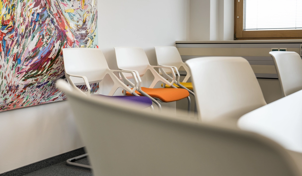 HR-Meetingroom with colourful chairs