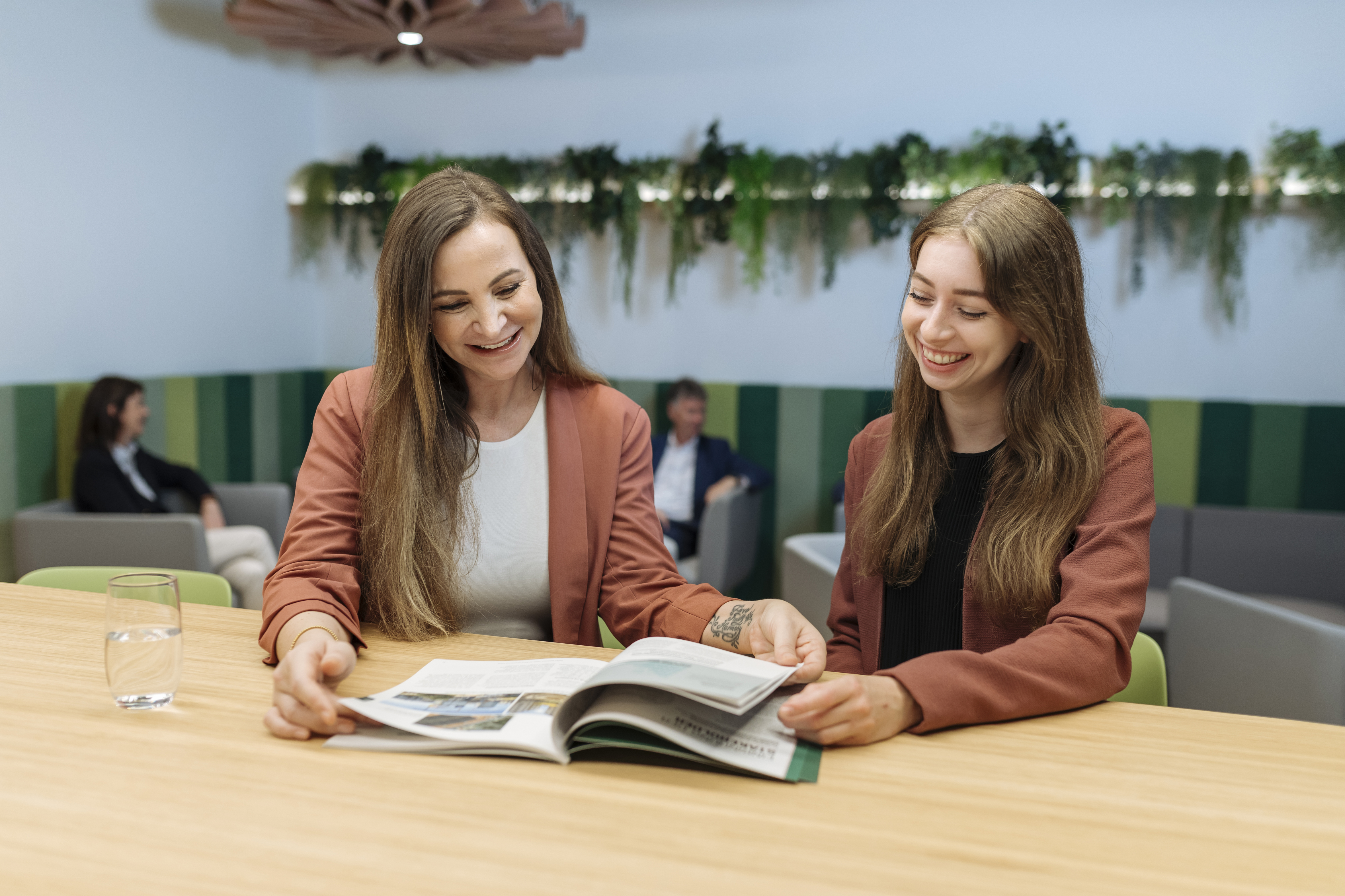 Zwei Frauen blättern in Bericht