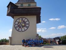 VIG Kids Camp Teilnehmer:innen vor dem Grazer Uhrturm