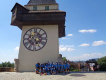 © Alfred Meindl Gmbh VIG Kids Camp Teilnehmer:innen vor dem Grazer Uhrturm