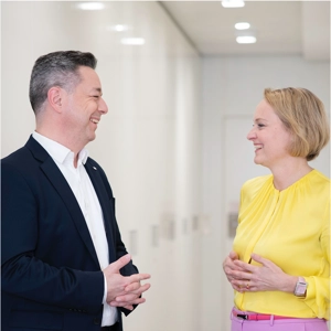 © Laurent Ziegler Liane Hirner (CFO) and Gabor Lehel (COO) are standing in the aisle and talking