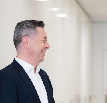 © Laurent Ziegler Liane Hirner (CFO) und Gabor Lehel (COO) stehen am Gang und unterhalten sich