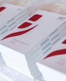 VIG HV 2026: Konzernberichte am Tisch vor dem Saaleingang