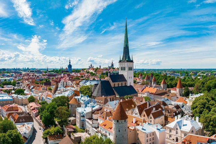 © Shutterstock, Pandora Pictures Luftaufnahme der mittelalterlichen Altstadt von Tallinn, der Hauptstadt von Estland