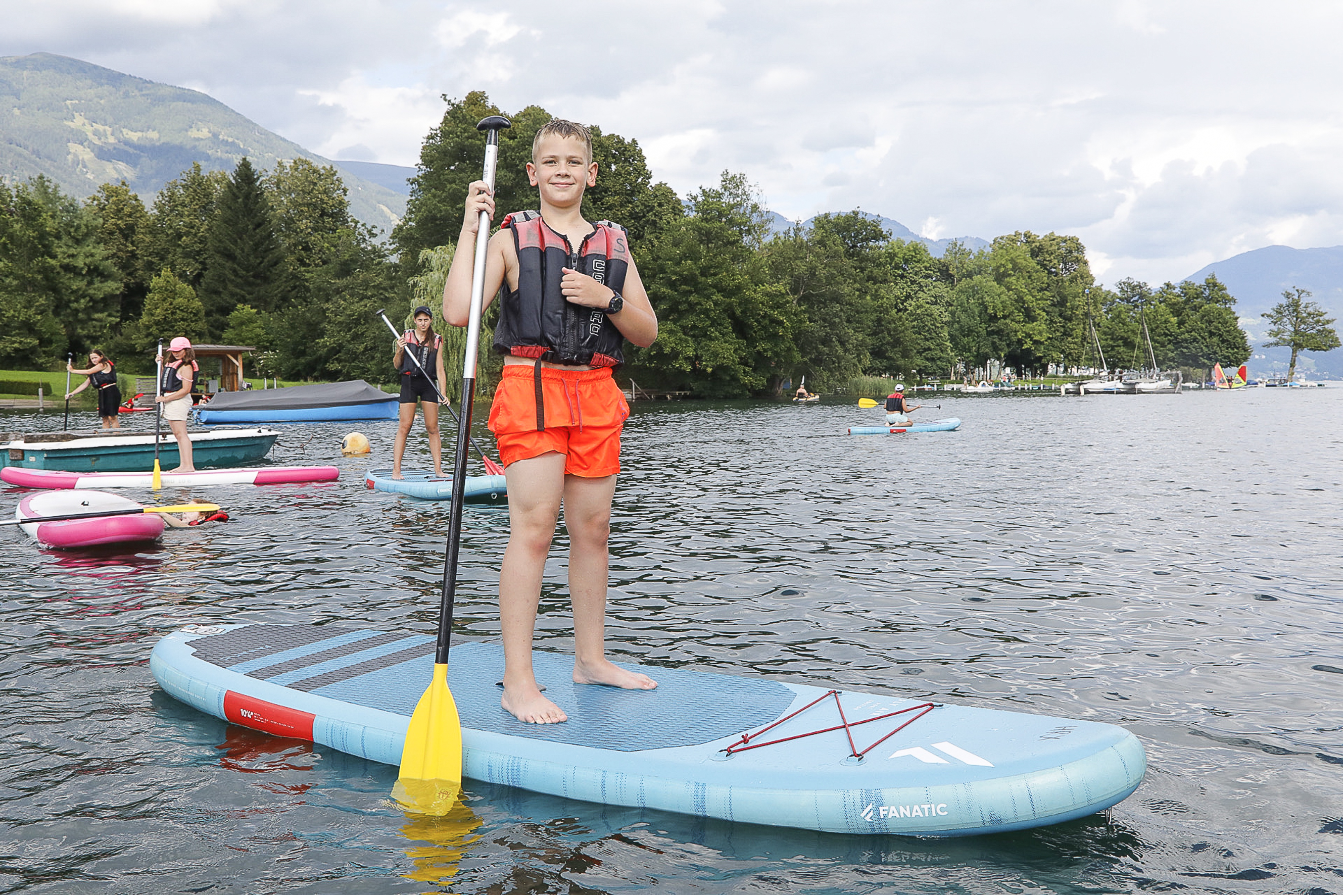 Stefan steht auf einem Stand-up-Paddling Board