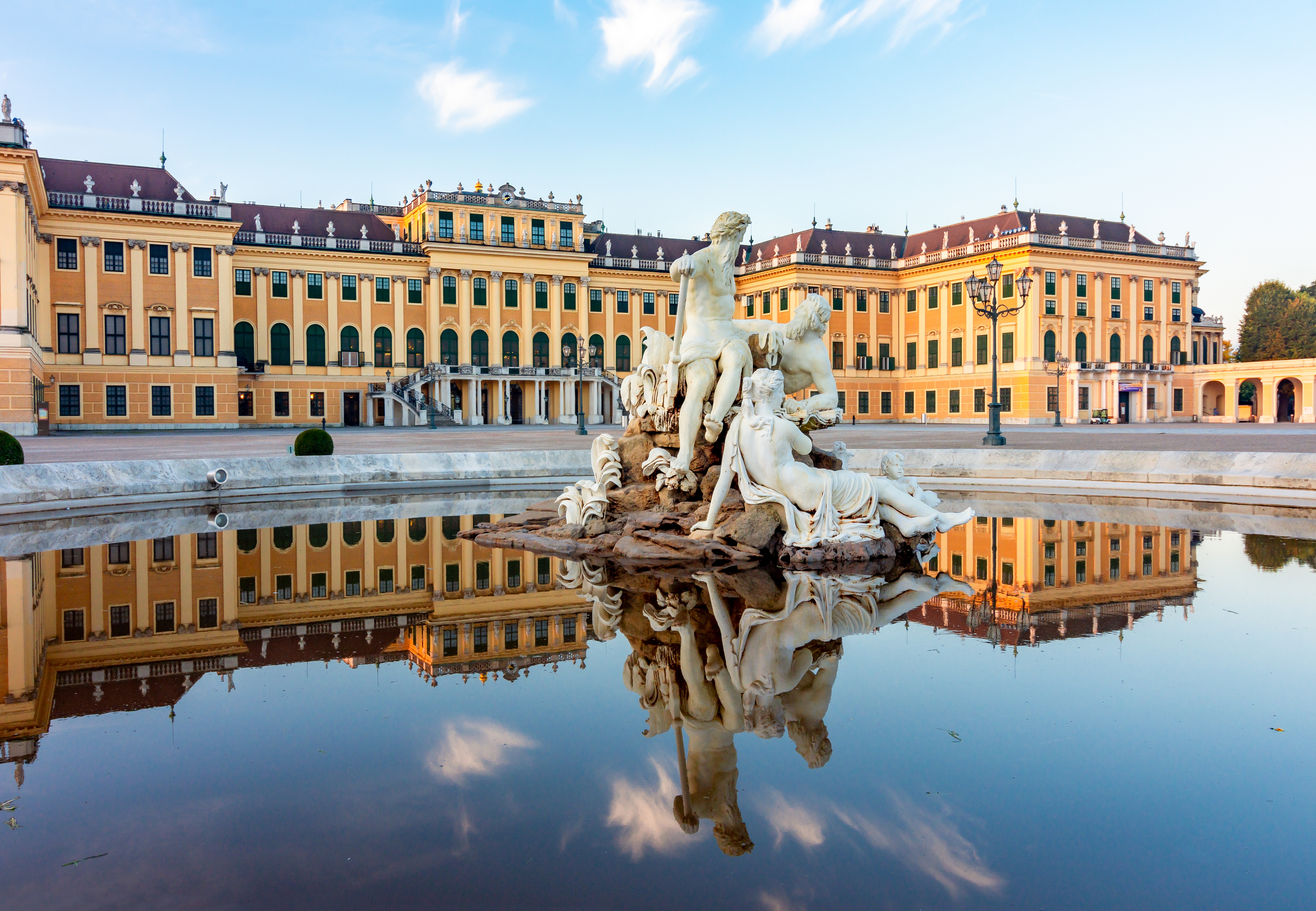 Schloss Schönbrunn mit Ehrenhofbrunnen im Vordergrund, Wien, Österreich