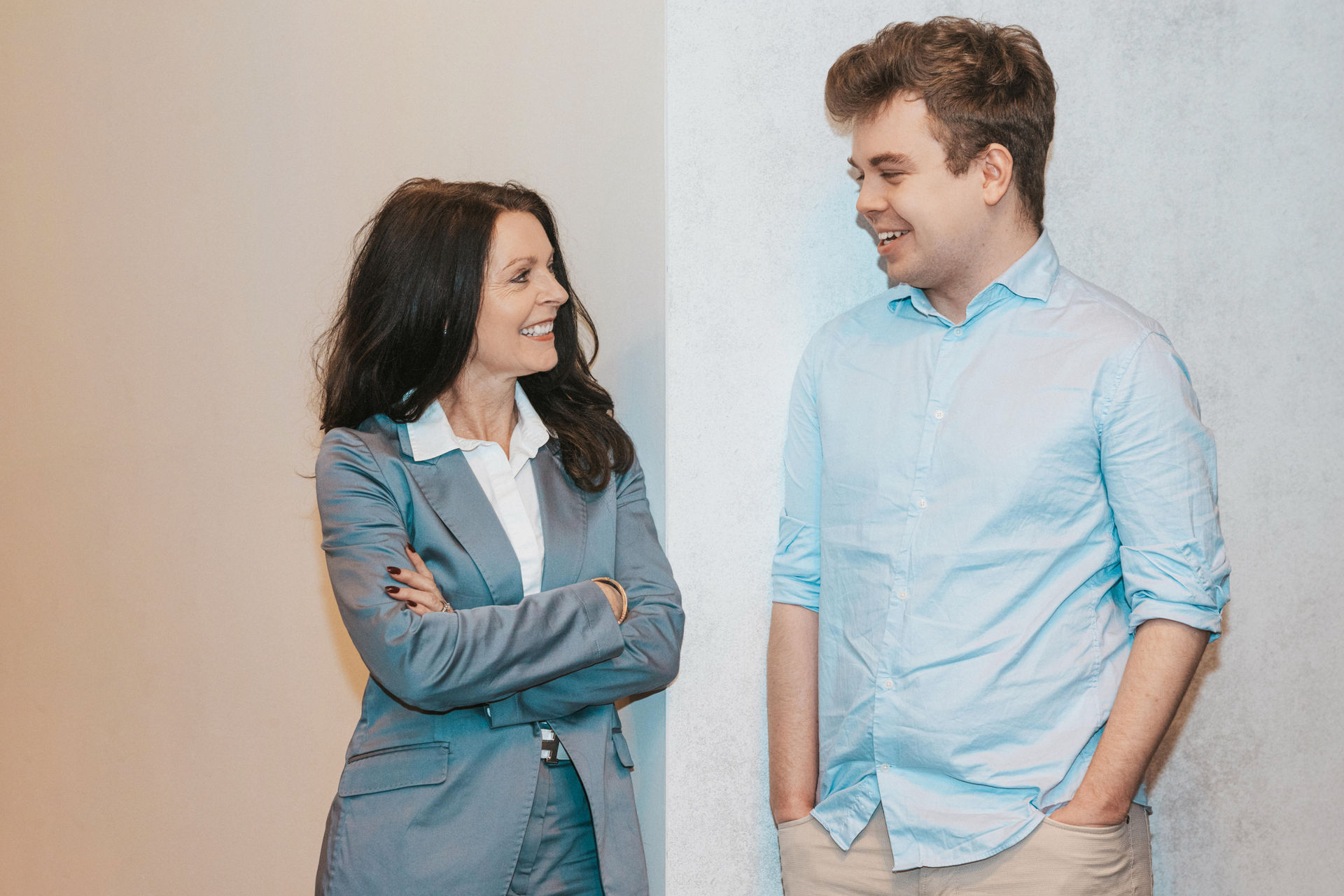 VIG Mitarbeiter:innen lächeln sich an