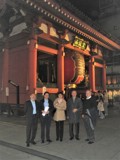 Roadshow for the 2008 capital increase: Group picture of five people in front of a temple in Tokyo