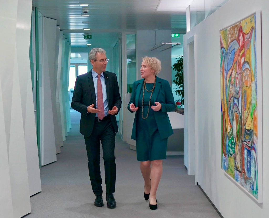 CEO Hartwig Löger und Head of Human Resources Barbara Hohl gehen einen Gang entlang und unterhalten sich