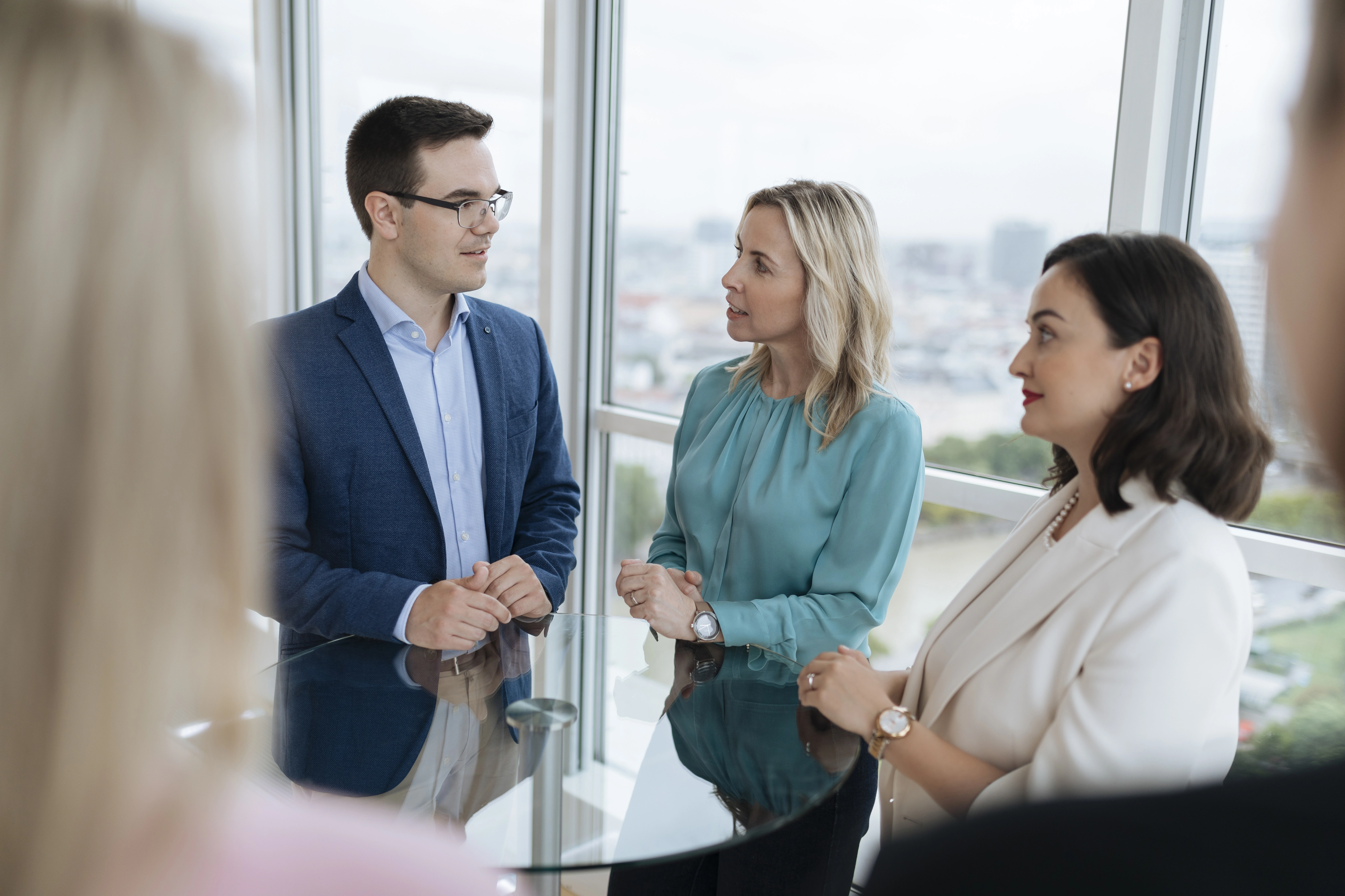 © Luxundlumen Marlene Froehlich Employees having a conversation in Ringturm