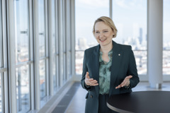 © Marlene Fröhlich_luxundlumen.com CFRO Liane Hirner in Interviewsituation