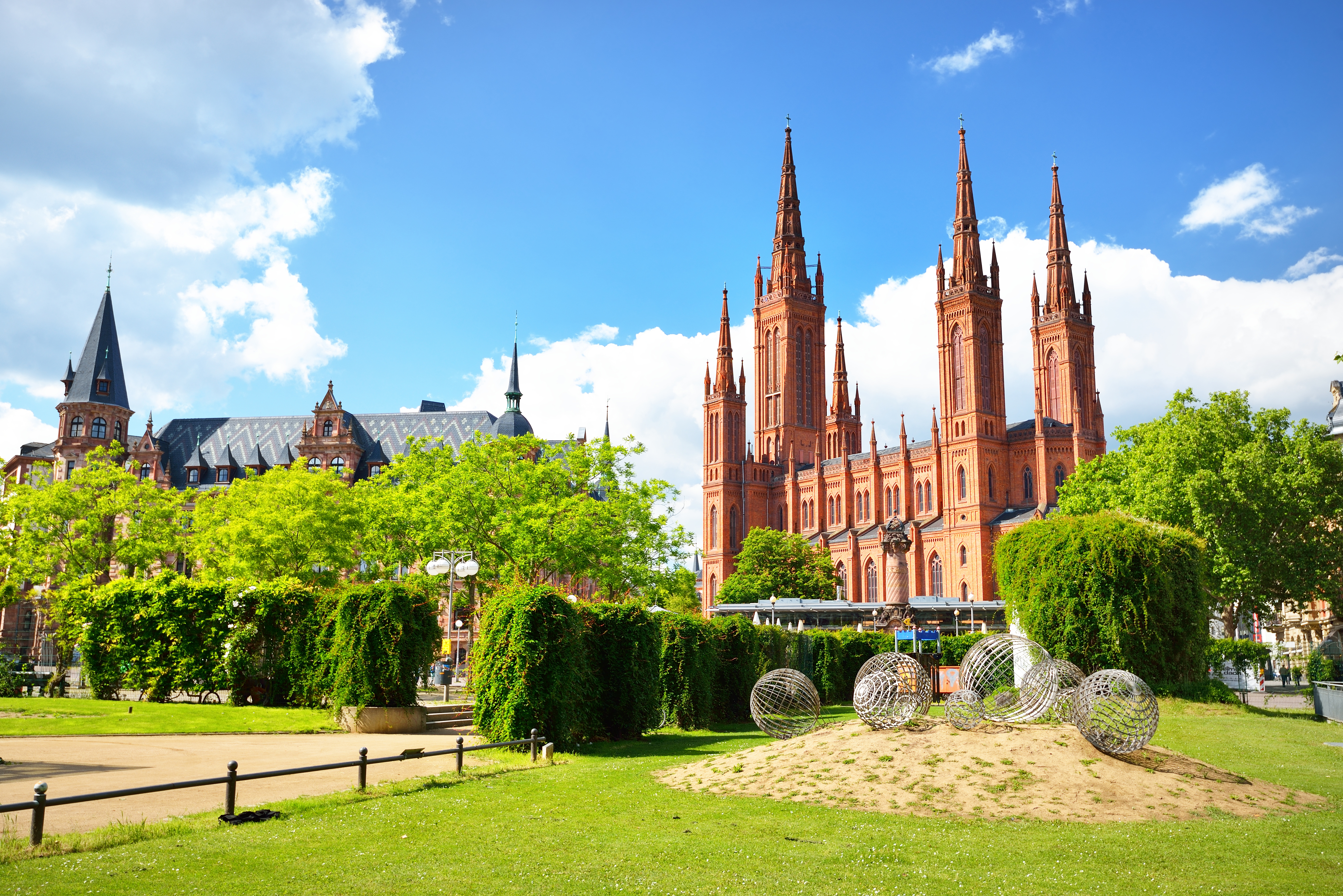 Evangelische Marktkirche und Schlossplatz in Wiesbaden, Deutschland